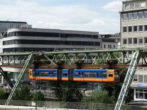 de-wsw-schwebebahn_gtw72-wuppertal_hbf-100617-full.jpg